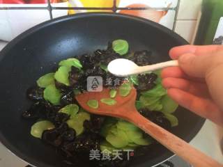 Scrambled Eggs with Black Fungus and Lettuce recipe