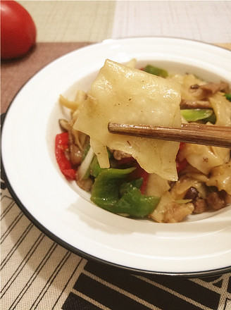 Stir-fried Noodles with Beef, Mushroom and Green Red Pepper recipe