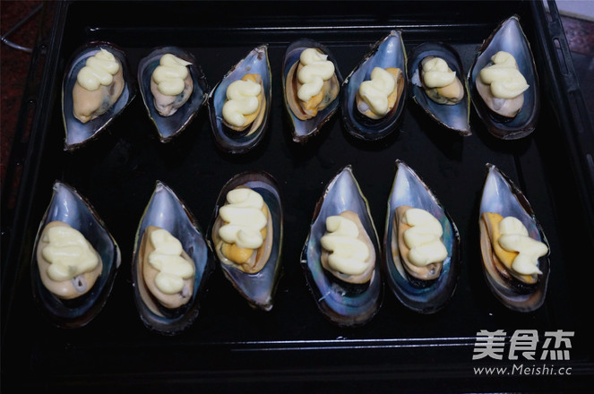 Baked Mussels with Wasabi Cheese recipe