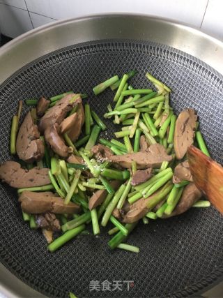 Stir-fried Chicken Liver with Garlic Moss recipe