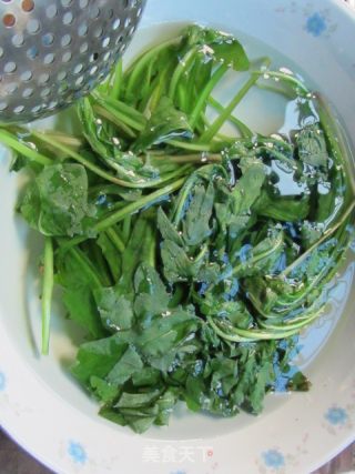 Dandelion Mixed with Carrot Shreds recipe