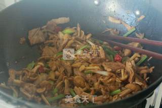 Stir-fried Pork with Wild Yellow Mushroom (inner Mongolian Wild Yellow Mushroom with Tender Celery) recipe