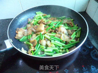 Stir-fried Pork Belly with Garlic Moss recipe