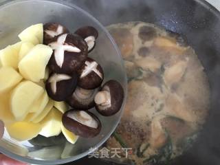 Beer-boiled Mushrooms and Potatoes Chicken Wings recipe