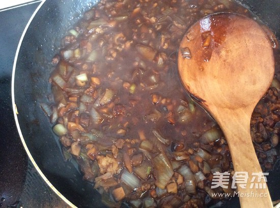 Braised Noodles with Mushroom Meat Sauce recipe