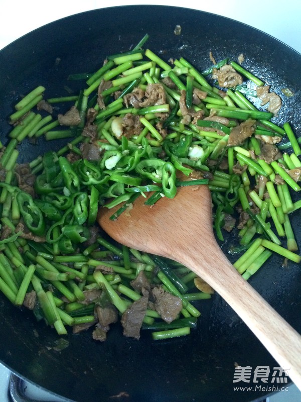 Stir-fried Pork with Garlic Stalks recipe
