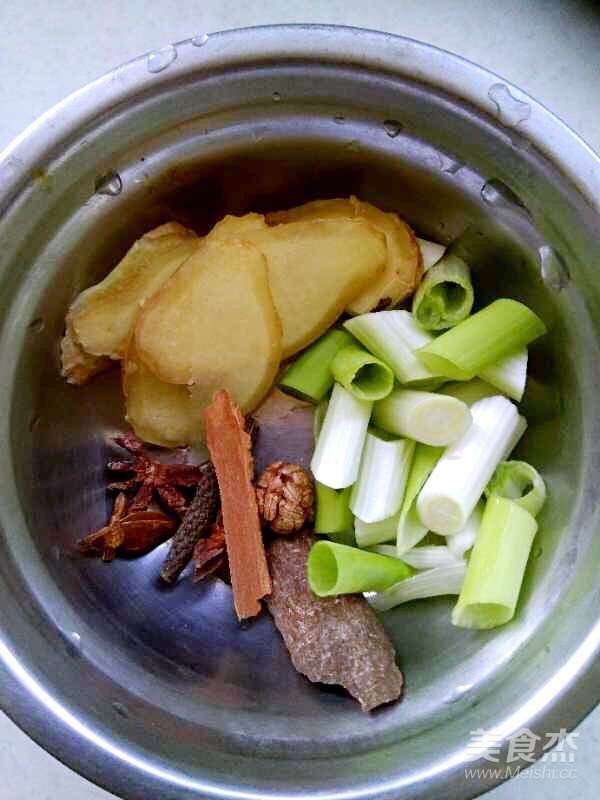 Braised Pork Knuckles with Plum Vegetables recipe