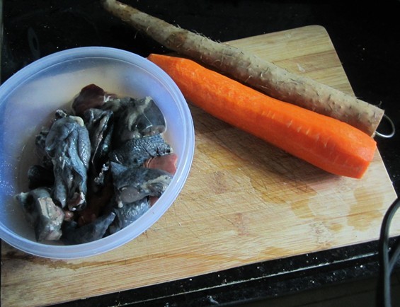 Fresh Yam and Bamboo Silk Chicken in Clay Pot recipe