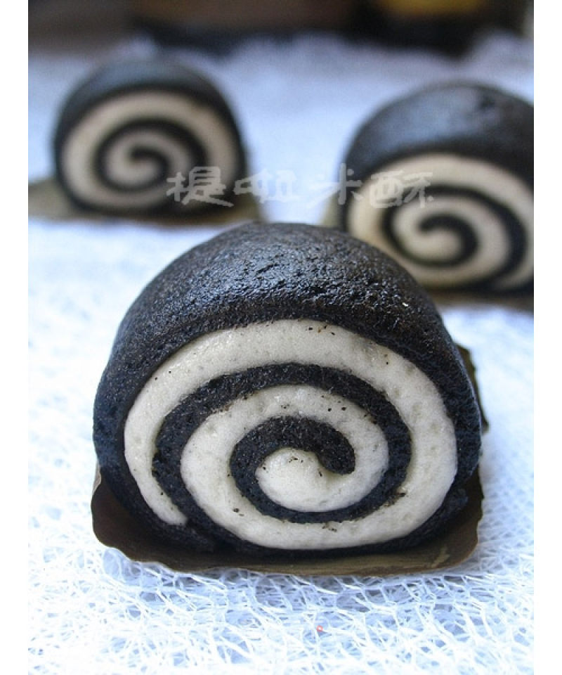 Nourish The Kidney, Nourish The Essence and Moisturize The Dry Intestines——milk-flavored Black and White Steamed Bread Rolls recipe