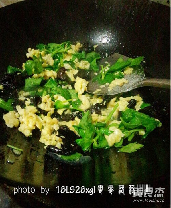 Scrambled Eggs with Fungus recipe