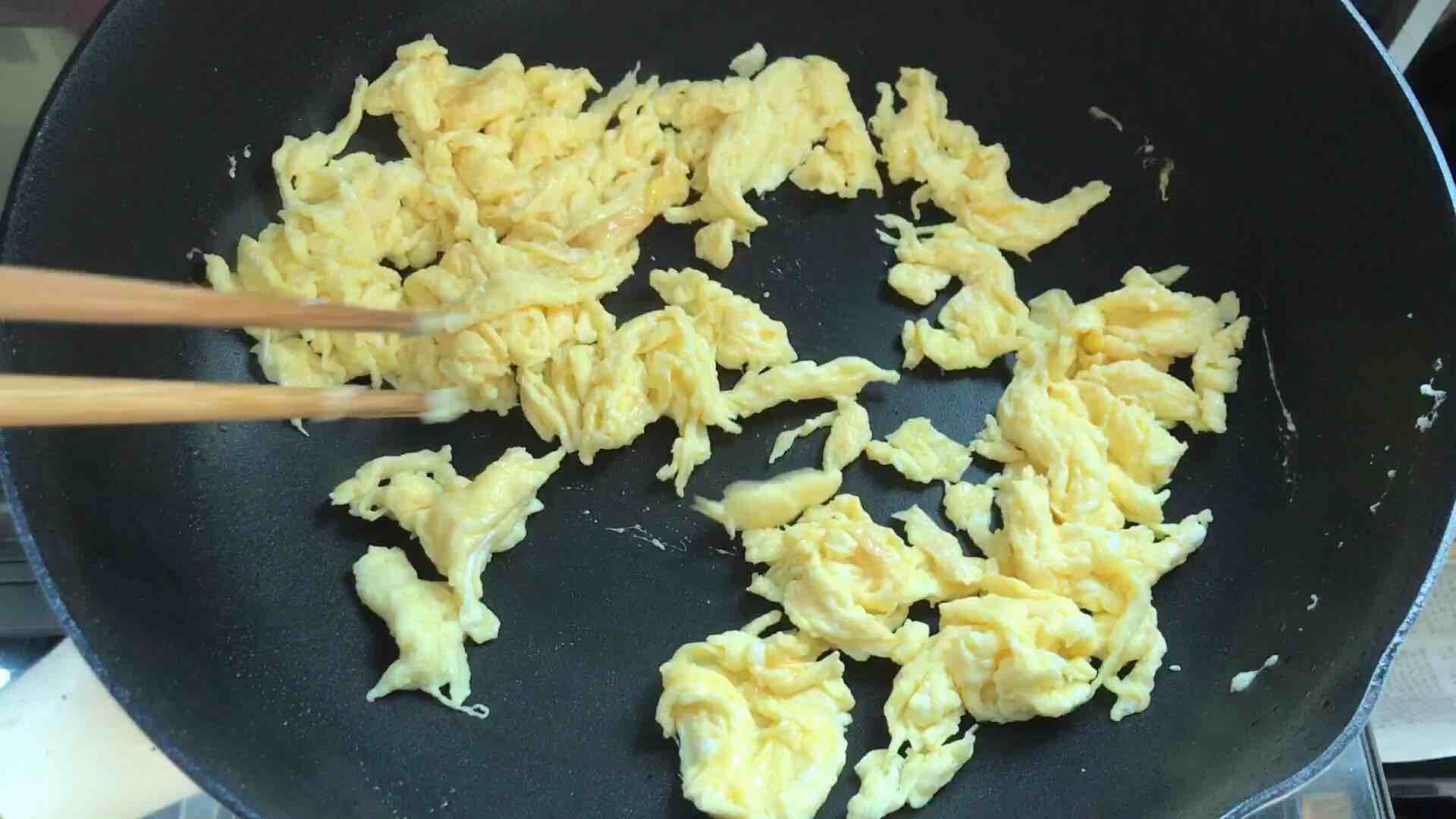 Scrambled Eggs with Garlic Yellow, with Its Own Fragrance, Simple and Nutritious, 5 Points recipe