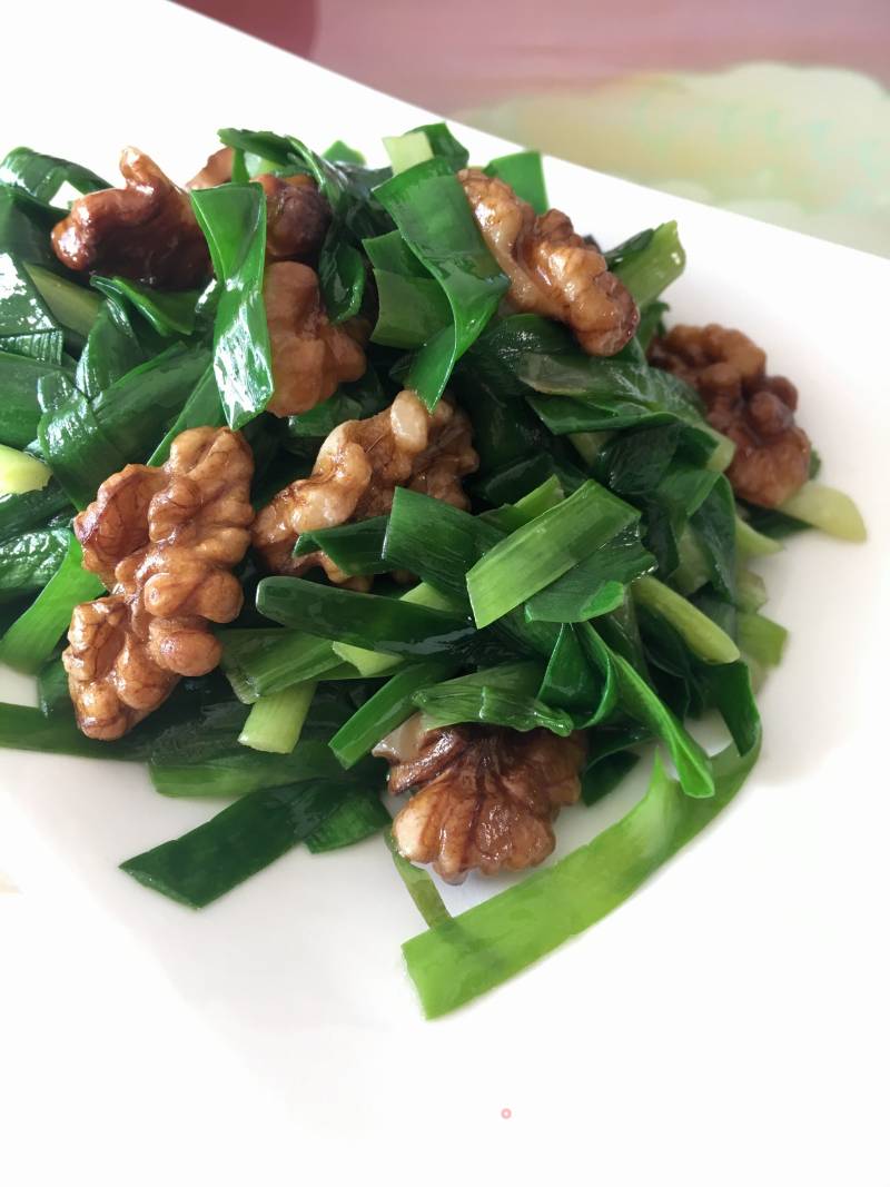 Stir-fried Walnuts with Leeks recipe