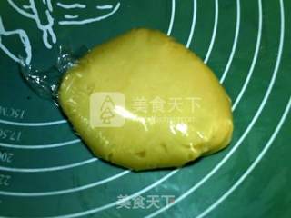 Cantonese-style Lotus Paste and Egg Yolk Mooncakes recipe