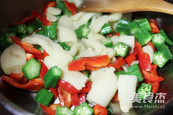 Fried Bamboo Fungus with Okra recipe