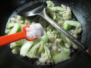 Loofah and Cauliflower Soup with Minced Meat recipe