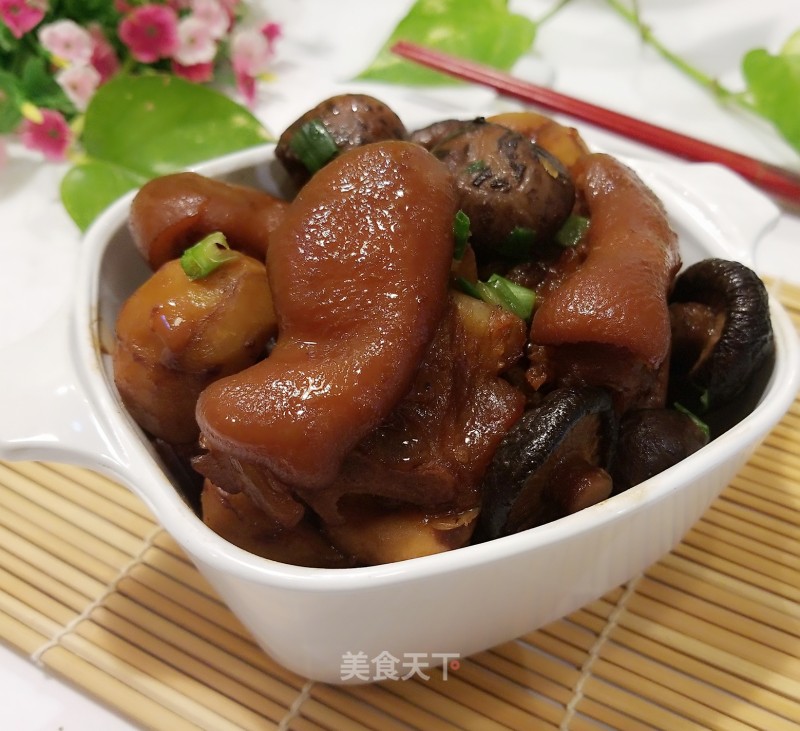 Stewed Pork Knuckles with Mushrooms and Chestnuts