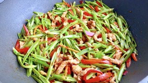 [creative Little Chef] Home-cooked Dish, Stir-fried Shredded Pork with Spinach Stalks-crisp and Refreshing, this is A Delicious Meal. recipe