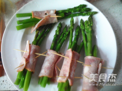 Bacon and Asparagus Rolls recipe