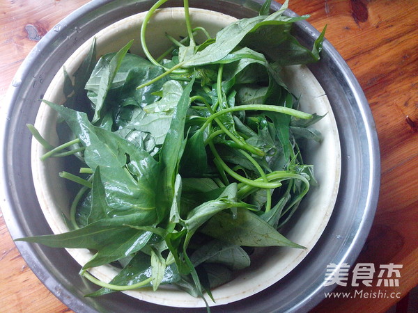 Stir-fried Lean Pork with Sweet Potato Leaves recipe