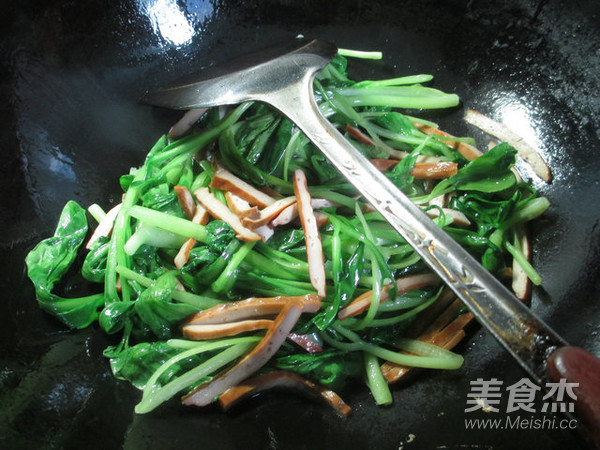Stir-fried Noodles with Fragrant Dried Chicken and Vegetable recipe