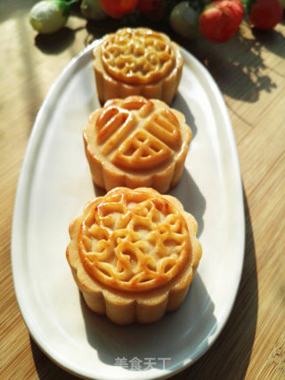 Cantonese-style White Bean Paste Moon Cakes recipe