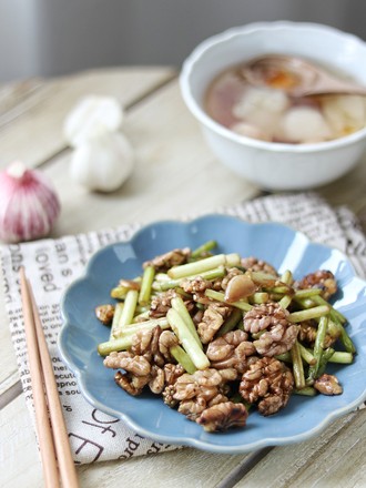 Stir-fried Garlic Moss with Walnut Kernels recipe