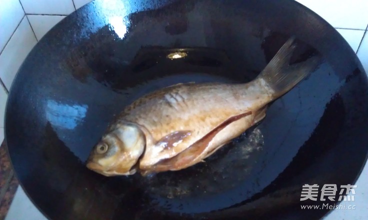 Pan-fried Crucian Carp with Sauce recipe