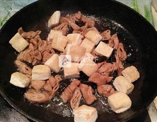 Braised Fatty Intestines with Smelly Dried Seeds of Tempeh recipe