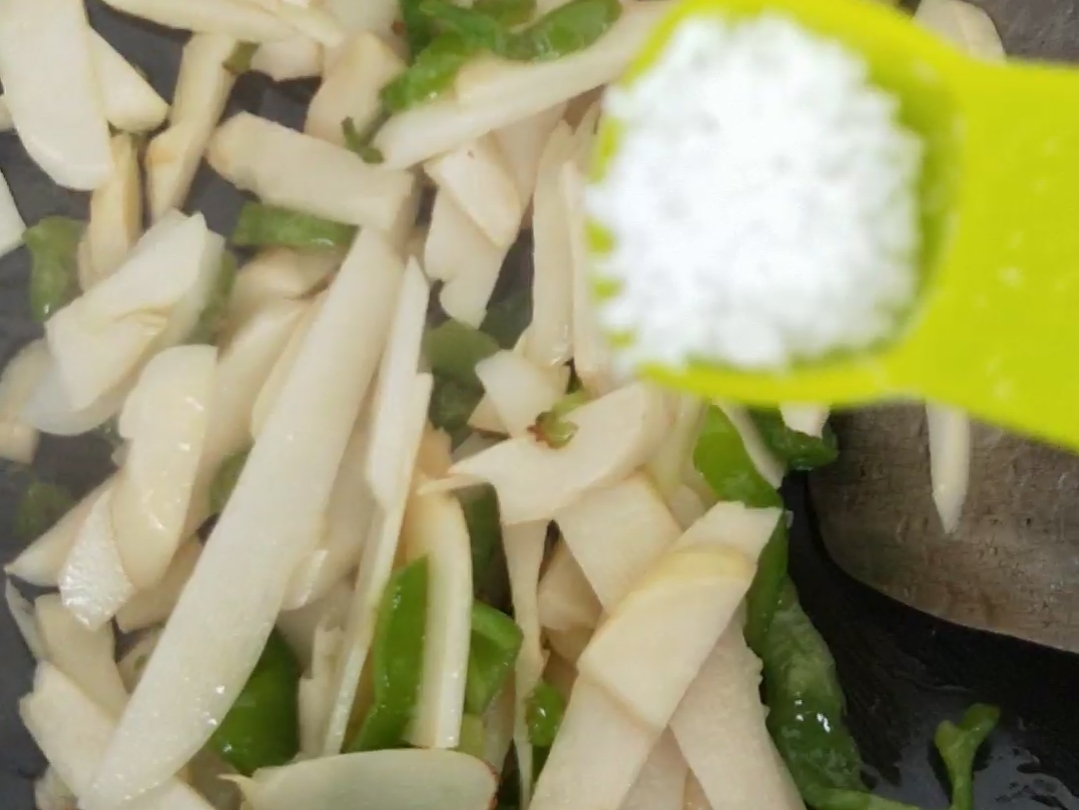 Stir-fried Bamboo Shoots with Green Pepper recipe