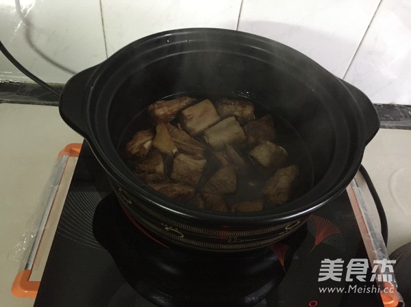 Potato Ribs with Tea Tree Mushrooms in Clay Pot recipe