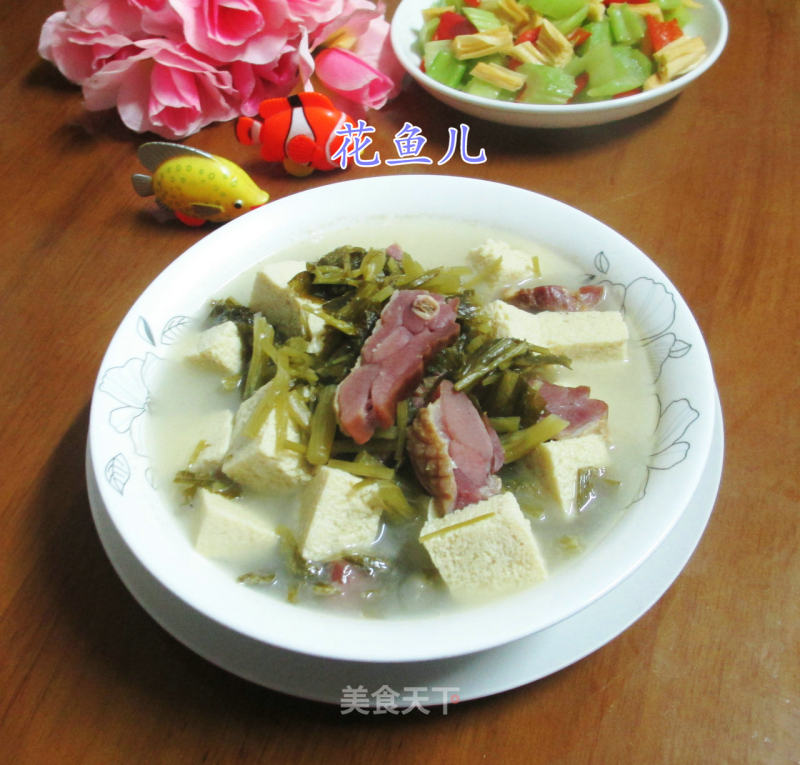 Boiled Preserved Duck Leg with Frozen Tofu and Pickles