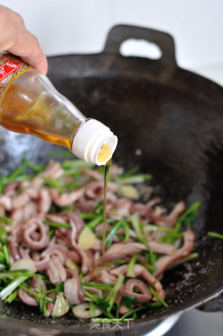 Stir-fried Belly Shreds with Coriander recipe