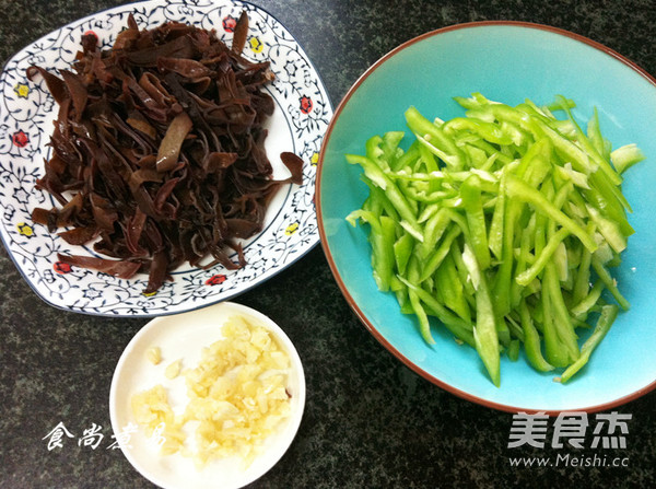 Stir-fried Chili Shredded with Fungus recipe