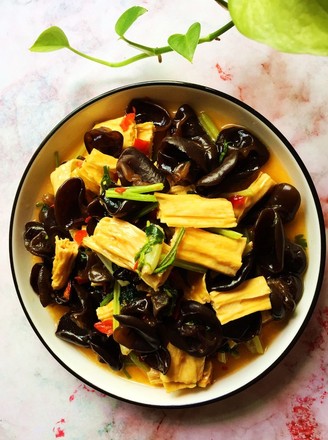 Celery Stir-fried Black Fungus recipe