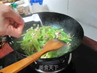 Stir-fried Cuttlefish with Parsley recipe