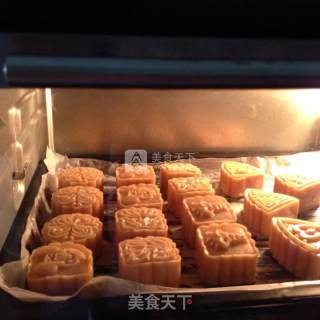 #新良第一节婚纱大赛# Mooncakes with Lotus Seed Paste and Egg Yolk recipe