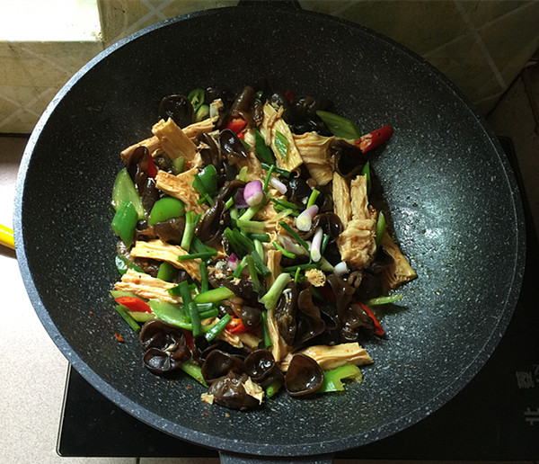 Fried Yuba with Black Fungus recipe