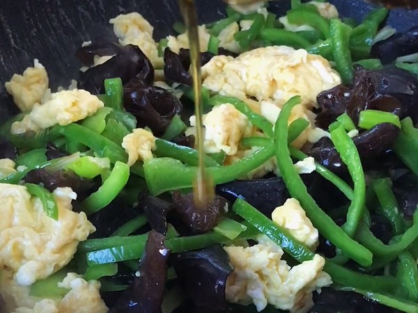 Crispy, Refreshing, Nutritious Scrambled Eggs with Green Pepper and Fungus recipe