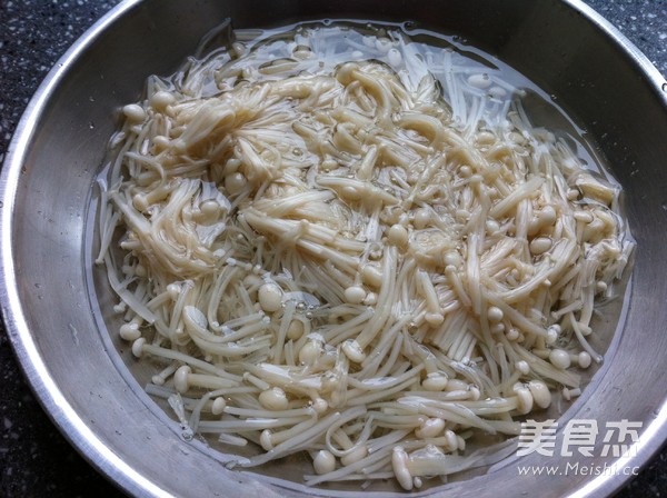 Enoki Mushrooms Mixed with Peppers recipe