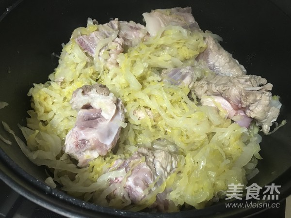 Northeast Sauerkraut Braised Pork Ribs recipe