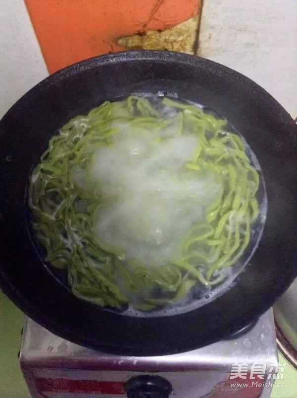 Spinach Flour High-gluten Hand-rolled Noodles recipe