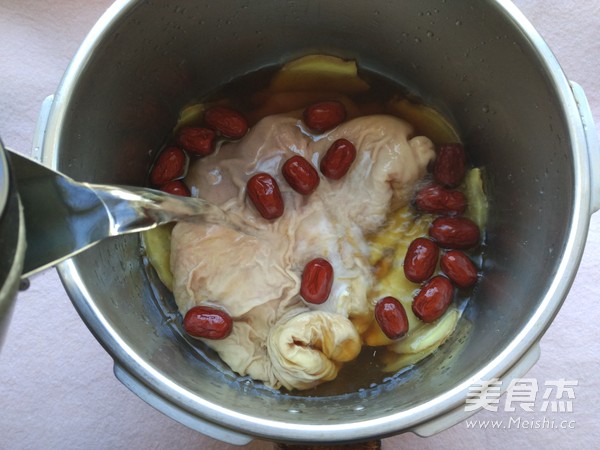 Nourishing Stomach, Red Date and Pork Belly Soup recipe