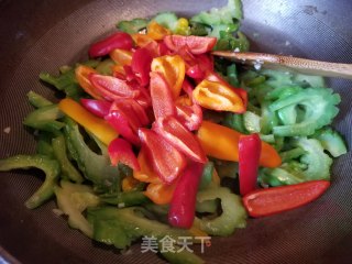 Stir-fried Bitter Gourd with Sweet Pepper recipe