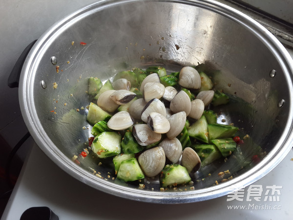 Braised Luffa and Bean Bubbles with White Shells recipe