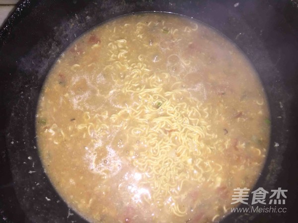 Instant Noodles Mixed with Soup recipe