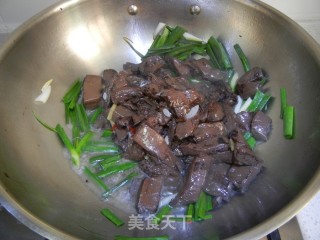 Stir-fried Pork Blood with Green Garlic recipe