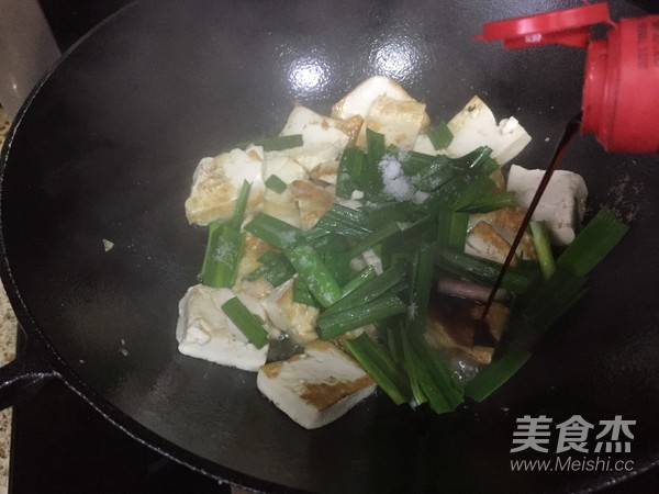 Grilled Tofu with Garlic Leaves recipe