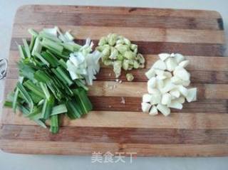 Stir-fried Pine Hair Fungus with Kokona Leaf recipe