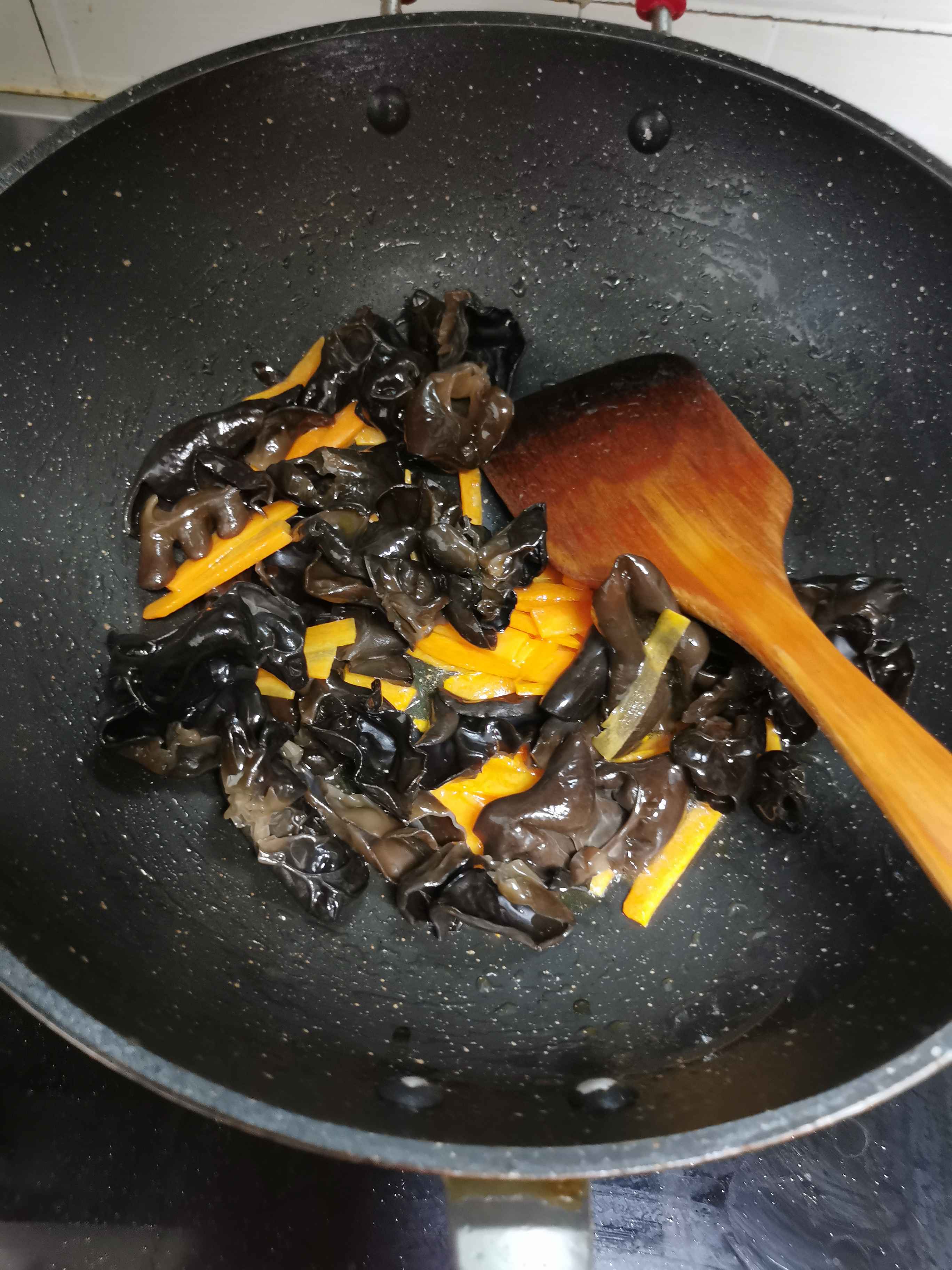 Fried Tofu Skin with Fungus recipe