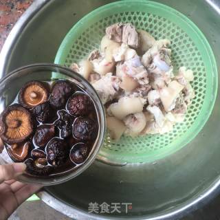 Hakka Specialty Braised Pork Knuckles with Sand Tea recipe
